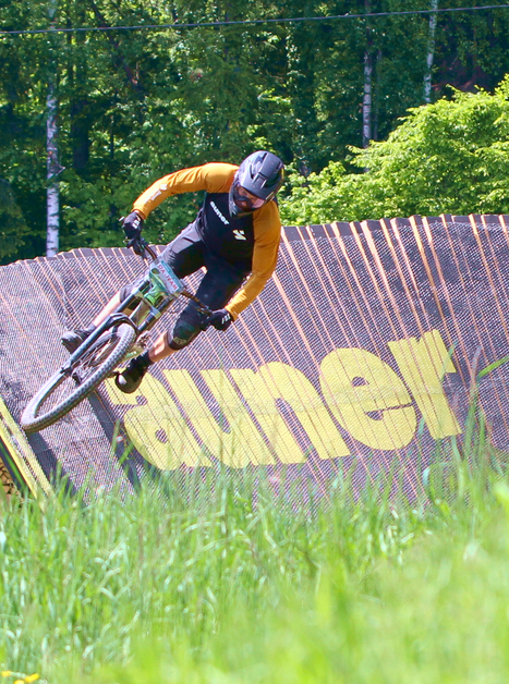 Ein Radfahrer kurvt auf einer Rampenbahn in der Natur.