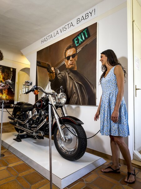 Besucher bewundern Motorrad in Ausstellung, Zitat sichtbar. | © Region Graz - Tom Lamm