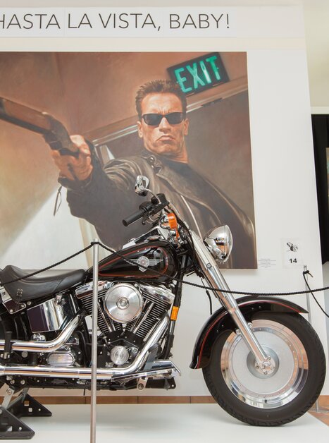 Ein Motorrad vor einem Wandgemälde mit dem Satz "Hasta la Vista, Baby!". | © Region Graz - Harry Schiffer