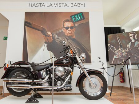 Ein Motorrad vor einem Wandgemälde mit dem Satz "Hasta la Vista, Baby!". | © Region Graz - Harry Schiffer