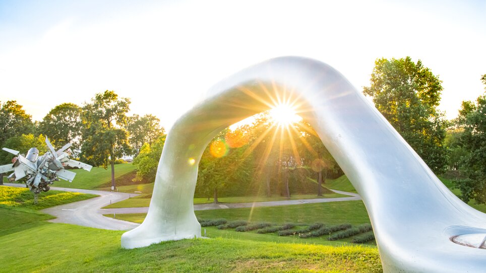 Modernes Kunstwerk im Österreichischen Skulpturenpark bei Sonnenuntergang. | © Region Graz - Mias Photoart