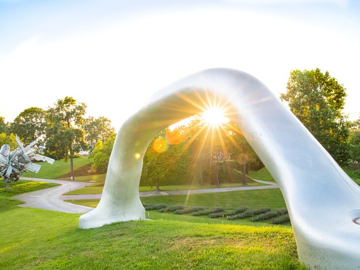 Modernes Kunstwerk im Österreichischen Skulpturenpark bei Sonnenuntergang. | © Region Graz - Mias Photoart