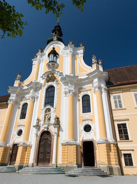 Blick auf die barocke Fassade von Stift Rein bei klarem Himmel. | © Region Graz - Harry Schiffer