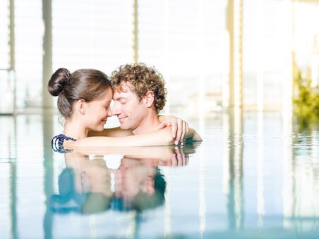 A couple enjoys a romantic moment in the water of thermal bath NOVA. | © Lipizzanerheimat-Die Abbilderei
