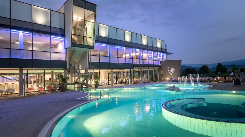 Die Therme Nova mit Pool bei Nacht | © Lipizzanerheimat - Die Abbilderei