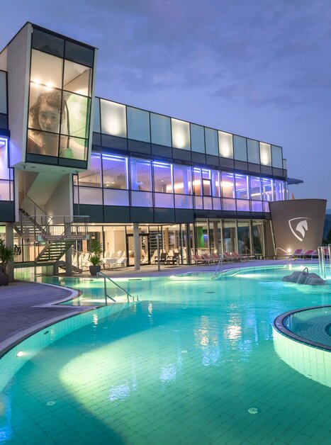 Die Therme Nova mit Pool bei Nacht | © Lipizzanerheimat - Die Abbilderei