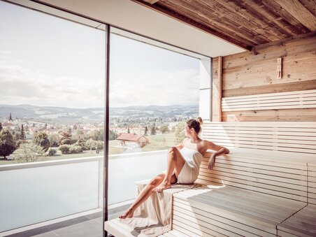 Woman at thermal bath NOVA, sitting at the sauna | © Lipizzanerheimat-Die Abbilderei