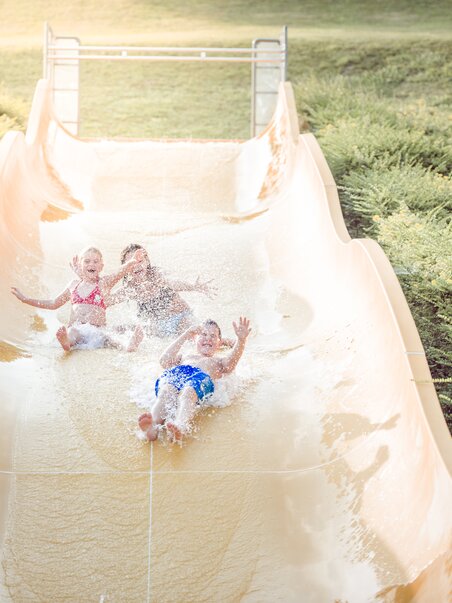 Children enjoying water slides at thermal bath NOVA. | © Lipizzanerheimat-Die Abbilderei