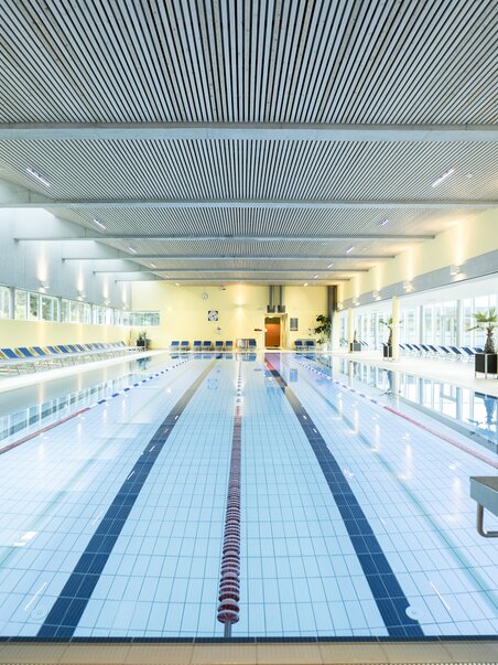 Indoor view of thermal bath NOVA with pool and loungers. | © Lipizzanerheimat-Die Abbilderei