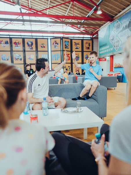 Kind spricht mit einem Erwachsenen im Trampolinpark Jump25 | © Lex Karelly