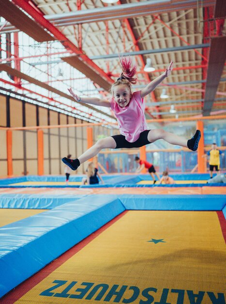 Una ragazza salta felicemente su un trampolino. | © Lex Karelly