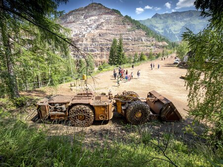 Una vista dell'Erzberg con macchine e visitatori nell'area. | © VA Erzberg - Fotograf August Zöbl