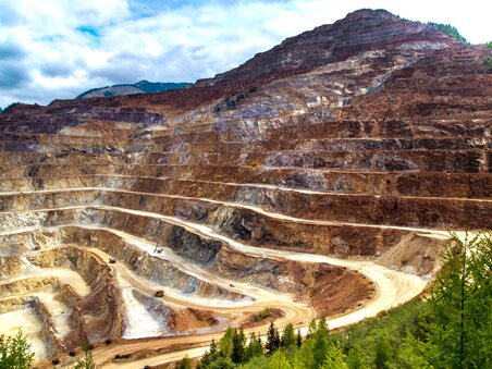 Vista dell'Erzberg con livelli di estrazione e macchine | © VA Erzberg - Fotograf August Zöbl