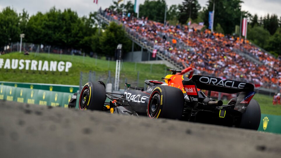 ein Formel-1-Rennwagen am Spielberg Ring vor Tribünen mit begeisterten Zuschauern | © Joerg Mitter - Red Bull Content Pool