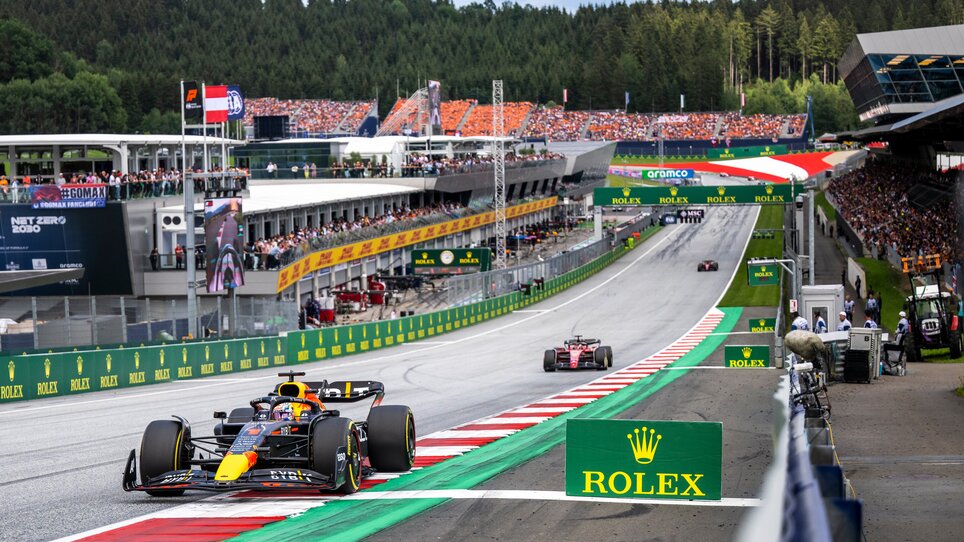 Formel-1-Rennwagen fahren auf dem Red Bull Ring, die Tribünen sind voll mit begeisterten Zuschauern | © Joerg Mitter - Red Bull Content Pool