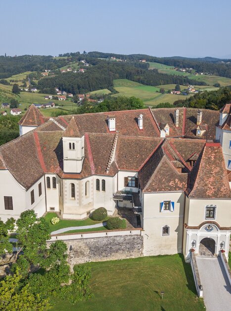Luftaufnahme des Schlosses Kornberg in der steirischen Natur. | © Bardeau - Fotograf Franz Suppan