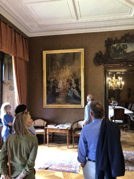 Besucher betrachten ein großes Gemälde im Schloss Kornberg. | © Bardeau - Fotograf Sonja Skalnik