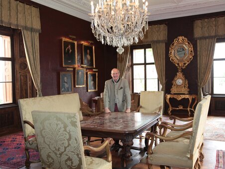 Schloss Kornberg: Elegantes Esszimmer mit Kronleuchter. | © Bardeau - Fotograf G. Linhardt