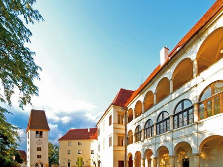 Castello di Seggau, un edificio storico a Leibnitz, circondato dalla natura. | © Schloss Seggau
