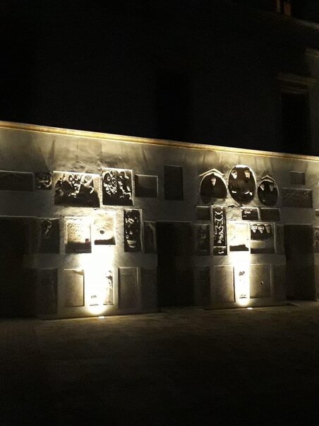 Opere d'arte sulla parete del Castello di Seggau, illuminate di notte. | © Schloss Seggau