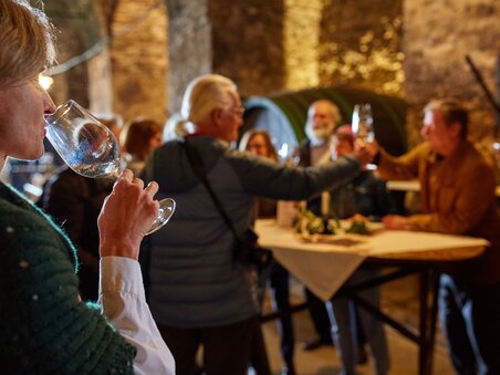 Goditi una degustazione di vino al Castello di Seggau, circondato da amanti del vino. | © Janez Kotar