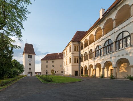 Cortile del Castello di Seggau vicino a Leibnitz con portici e torre al tramonto.

 | © Stefan Kristoferitsch
