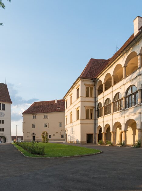 Courtyard of Seggau Castle near Leibnitz with arcades and tower in the evening light. | © Stefan Kristoferitsch