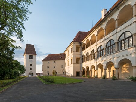 Cortile del Castello di Seggau vicino a Leibnitz con portici e torre al tramonto.

 | © Stefan Kristoferitsch