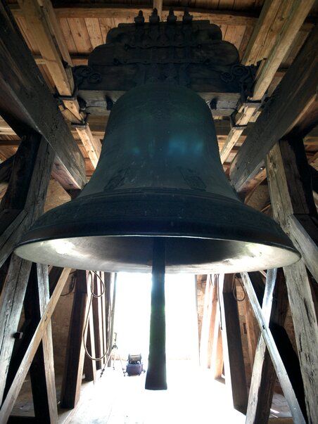 Una grande campana in una torre campanaria in legno. | © Schloss Seggau