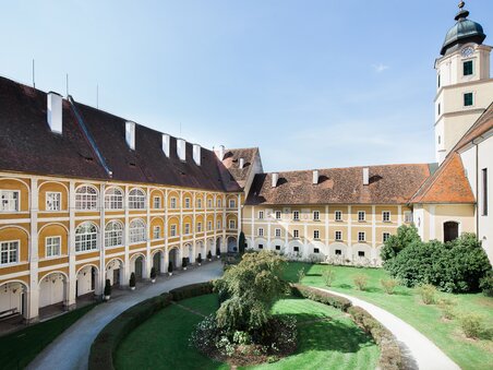 Cortile con giardino nel castello barocco di Stainz | © Alexander Rauch - studio brighten