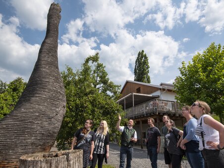 Besuchergruppe bewundert eine Skulptur in der Vulcano Schinken Erlebniswelt. | © Vulcano