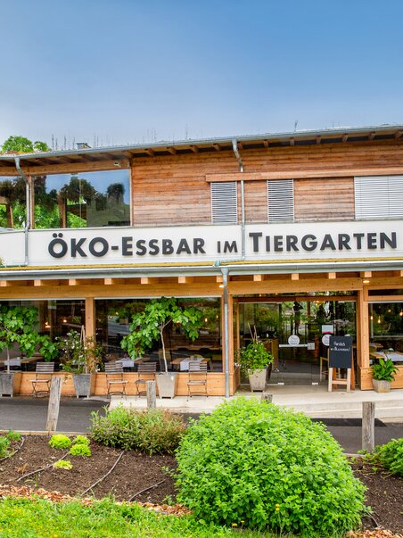 Moderne Öko-Essbar im Zotter-Tiergarten mit Naturgarten. | © Zotter Schokolade