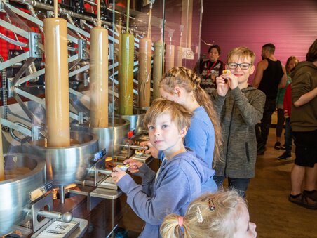 Kinder probieren Süßigkeiten in der Zotter Erlebniswelt. | © Zotter Schokolade - Jacqueline Jud