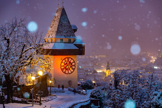 Der verschneite Uhrturm im Winter in Graz am Schlossberg | © Graz Tourismus - Harry Schiffer