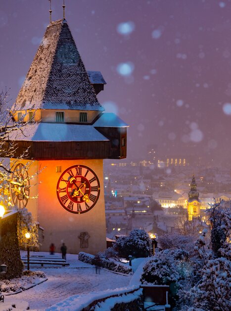 The snow-covered Clock Tower in winter on the Schlossberg in Graz | © Graz Tourismus - Harry Schiffer