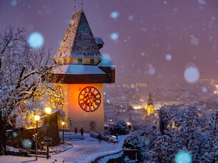 Der verschneite Uhrturm im Winter in Graz am Schlossberg | © Graz Tourismus - Harry Schiffer