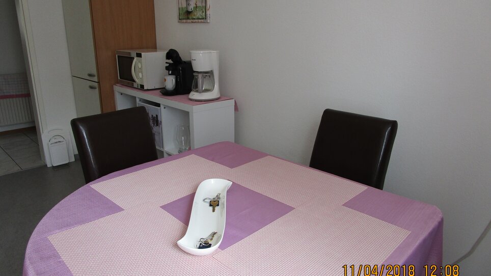 Cucina con tavolo, sedie e apparecchi in un appartamento. | © Appartement Anne-Marie