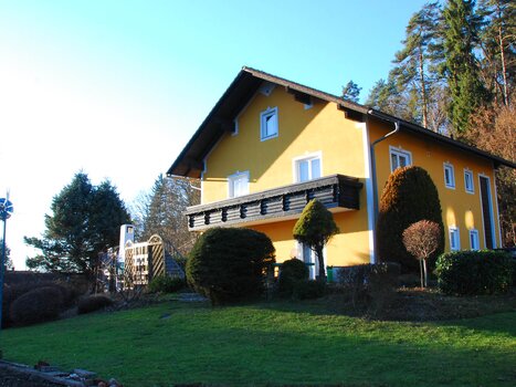 Yellow house with garden in a quiet environment. | © Appartement Rupp