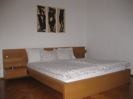 Helles Schlafzimmer mit Holzmöbeln. | © Appartement St. Leonhard