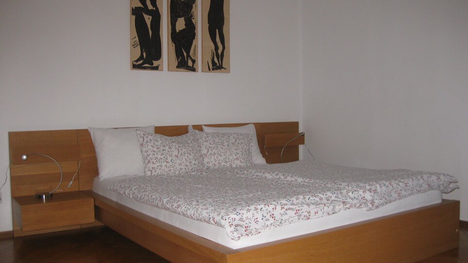 Helles Schlafzimmer mit Holzmöbeln. | © Appartement St. Leonhard