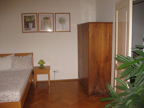 Klassisches Schlafzimmer mit Holz Möbeln. | © Appartement St. Leonhard