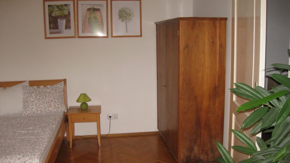 Klassisches Schlafzimmer mit Holz Möbeln. | © Appartement St. Leonhard