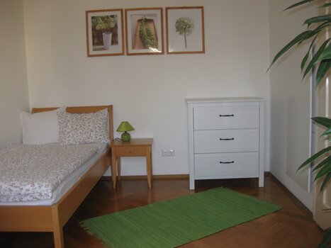 Helles Zimmer mit Bett und Kommode. | © Appartement St. Leonhard