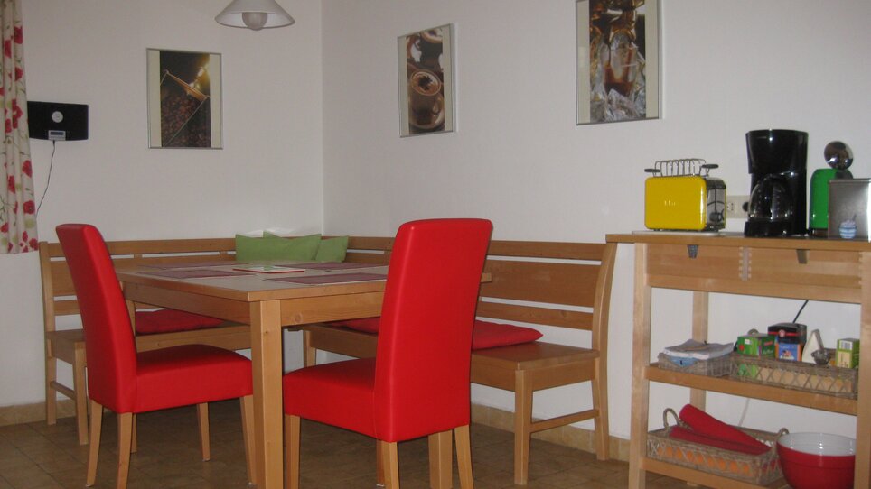 Rote Stühle in der Küche | © Appartement St. Leonhard