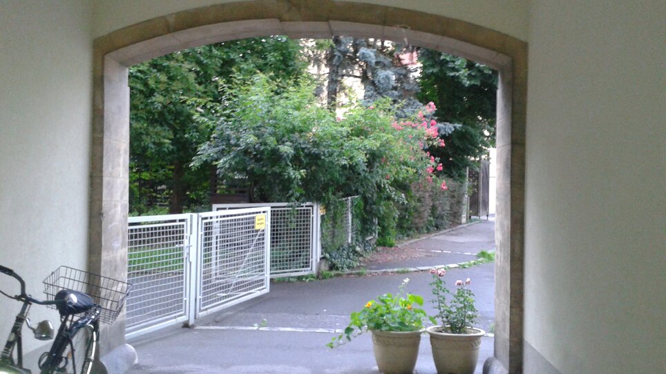Durchgang zu einem begrünten Bereich | © Appartement St. Leonhard