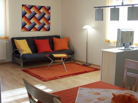 Cozy living room with sofa and TV. | © App Alpha