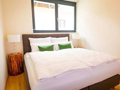 Modern bedroom with double bed | © Appartements Kalvarienberg