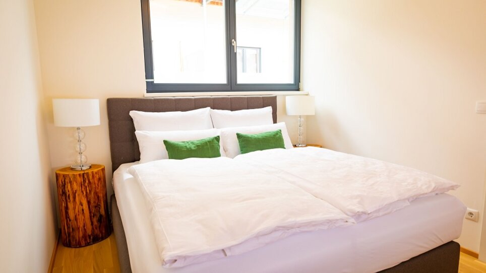 Modernes Schlafzimmer mit Doppelbett | © Appartements Kalvarienberg