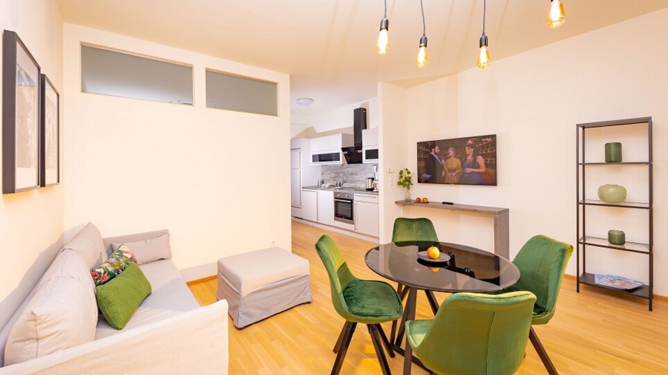 Moderne Wohnung mit Essbereich und Küche