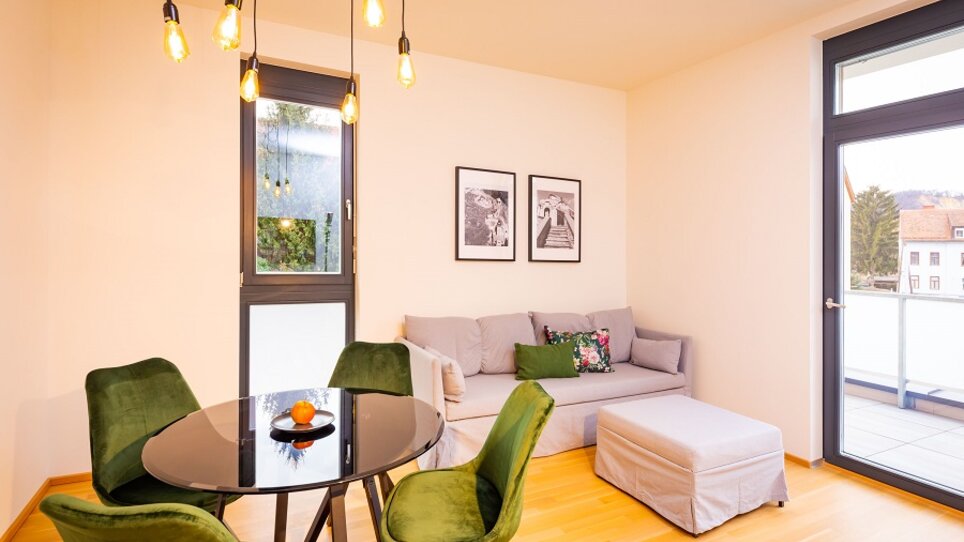 Moderne Wohnküche mit Essbereich und Sofa.